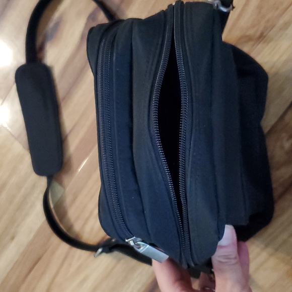 Black The traveling woman crossbody bag - Picture 3 of 5